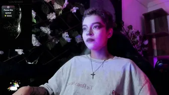 anny_kiitty_ posing on cam 12-30-2025