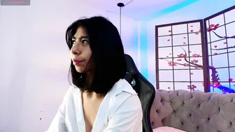 ellie_bloom18 posing on webcam 31 December 2025