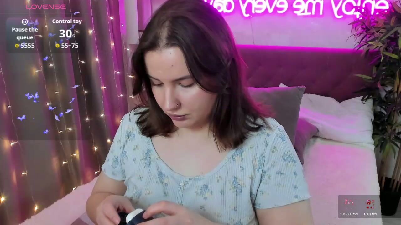 Katyaneilson cam porn posing on webcam