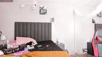 kendra_london teen posing on cam