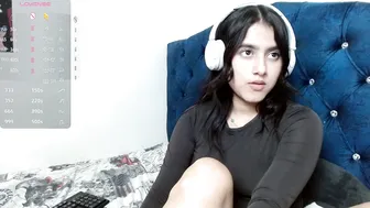 Vikysexy28 video cam posing on webcam
