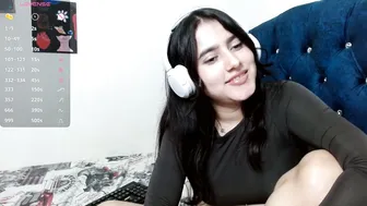 Vikysexy28 video cam posing on webcam