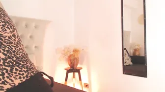 glory_shine latina posing on webcam