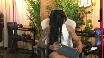 kim_beckett muscle posing on webcam