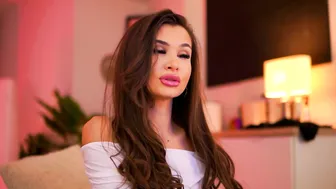 Kyssaraplay soft posing on cam