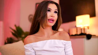 Kyssaraplay soft posing on cam