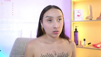ninacollinss 17-Jun-25 posing on webcam