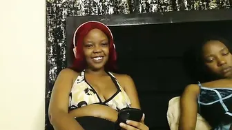 empressvee25 18 posing on webcam