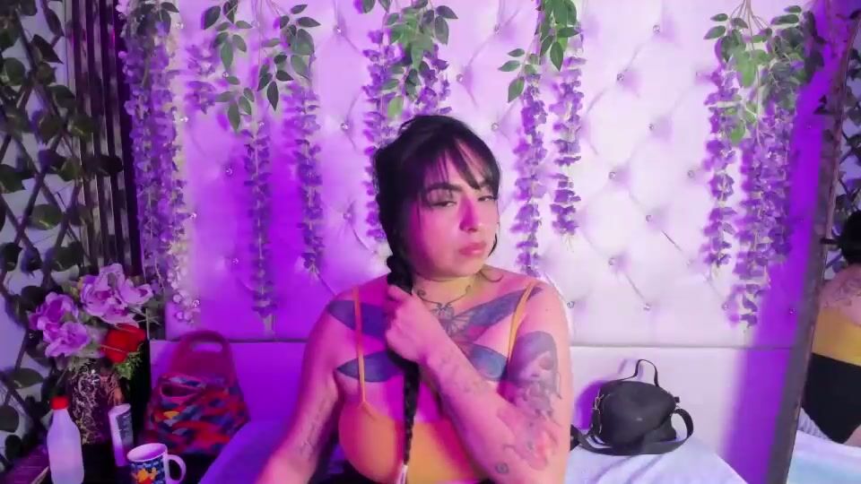 Dashamiller_ cum posing on webcam