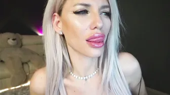 Angeleyesblue25 squirt posing on cam