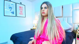 dulce_ferrer17 (06-18-2025) posing on webcam
