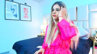 dulce_ferrer17 (06-18-2025) posing on webcam
