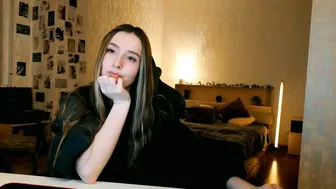 cexsuline shy posing on webcam