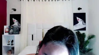 dolly_yume posing on webcam 01/24/2026