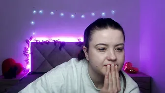 Mavkacute cute posing on cam