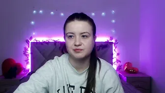 Mavkacute cute posing on cam