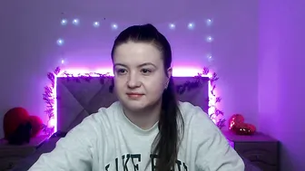 Mavkacute cute posing on cam