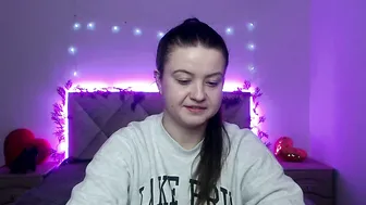 Mavkacute cute posing on cam