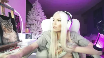 Tinykylie shy posing on webcam