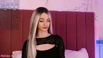 pinkyspark teen posing on cam