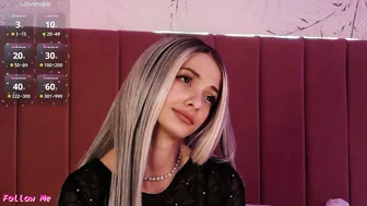 pinkyspark teen posing on cam