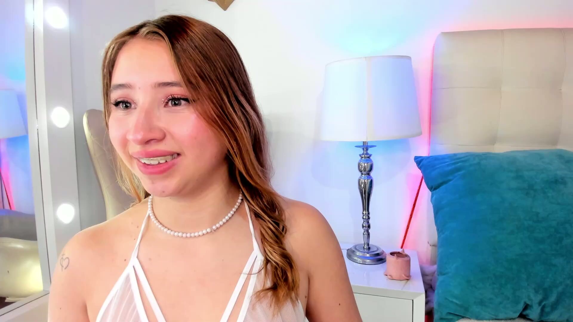 mia_skys webcam show - 01-27-2026