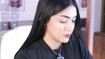 Julesbennet posing on cam stream