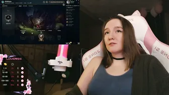 Moonlish_siren gaming live on cam
