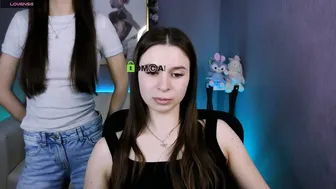 Flora_ri shy on webcam
