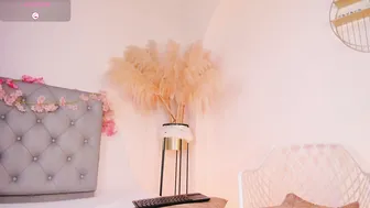 dalylarose posing on cam webcam chat