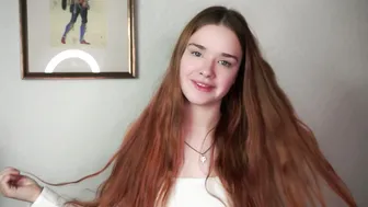 carlylino posing on webcam 04 February 2026
