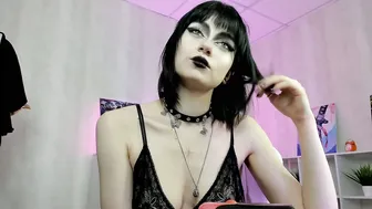 Scarle_whisper oil naked