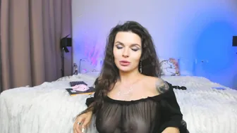 kira_mmr cute posing on webcam