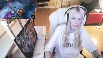 Tinykylie gaming live cam show