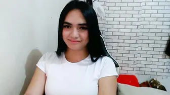 hawadiha petite posing on cam
