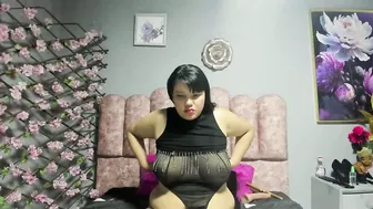 auraexotic squirting posing on webcam