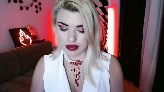 Arianasaint mistress posing on cam