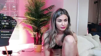 avrillcyrux naked on cam 24-Jun-2025