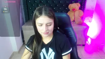 juliana_diamond_ posing on webcam 02-19-2026