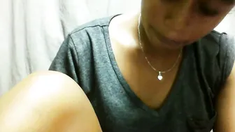 avontsoaldy young posing on webcam