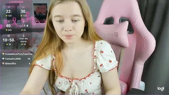 Evixie lovense posing on cam