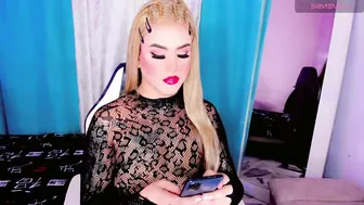 miludollts bigboobs posing on cam