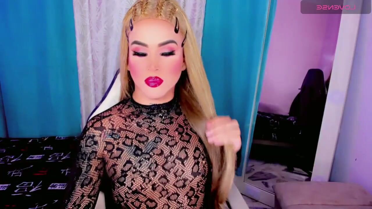 miludollts bigboobs posing on cam