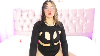 Black_tara squirt naked on cam