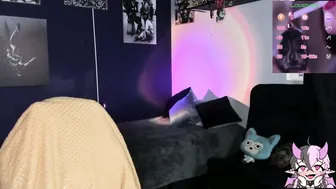 succubus_girl_ deepthroat posing on webcam