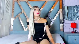 Liiacollins posing on cam 02-25-2026