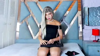 Liiacollins posing on cam 02-25-2026