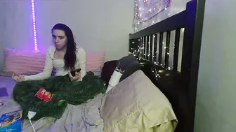 Pink_tv petite posing on cam