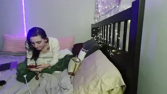 Pink_tv petite posing on cam