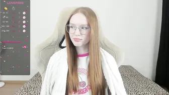 Milymi_ cum posing on webcam